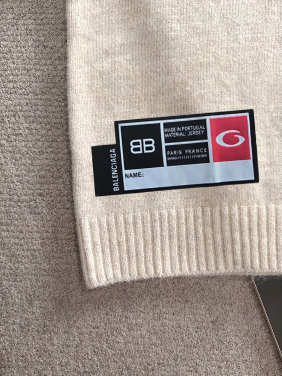 Next day shipment P195 Balenciaga 2026 Autumn and Winter latest sweater from the official website, now on sale at the counter simultaneously Hot Sale! Specially made of wool blended fabric. It feels comfortable and can be directly in contact with the skin. The logo badge is exquisitely embroidered, which is extremely eye-catching! The details highlight the fashionable charm of big brands. Exquisite workmanship. Three-dimensional cutting style. The wearing effect is invincible and handsome! All three standards are complete! Sizes:M-3XL